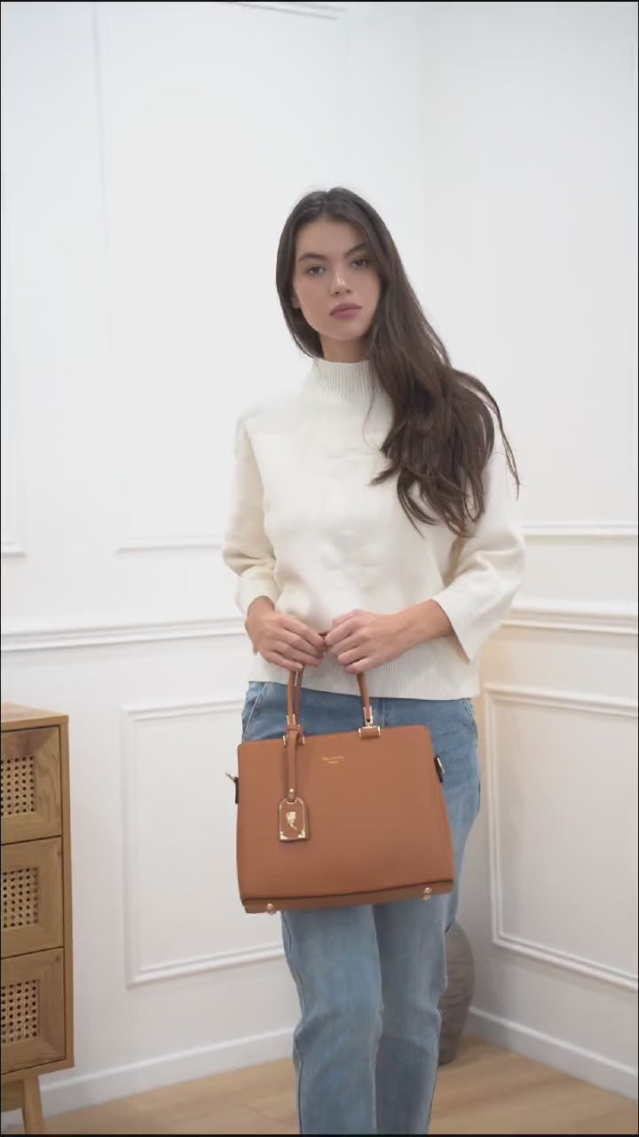 Een video van een model dat de Gallantry La Sophia handtas draagt