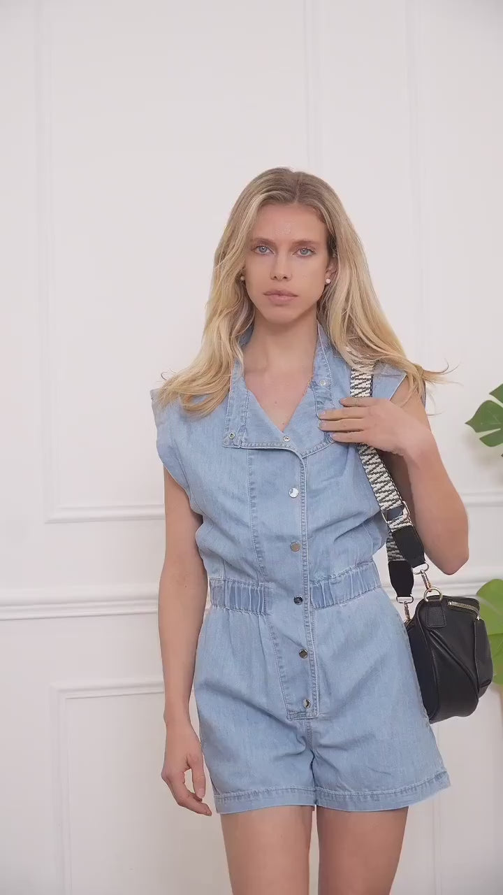 Een video van een blond model dat de Gallantry Bumbag draagt.